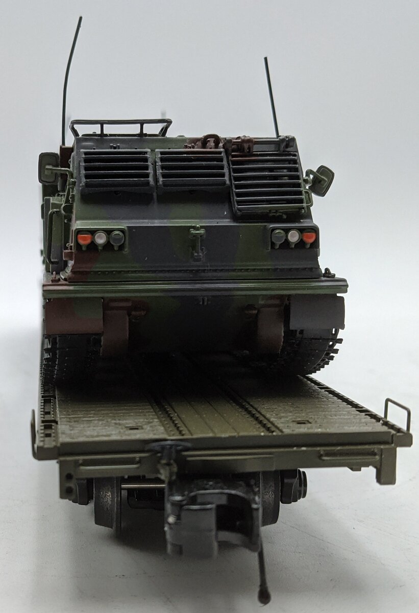 MTH 20-95468 O US Army 60' Flatcar with 2 M270 Rocket Launcher Vehicles #40210 EX/Box
