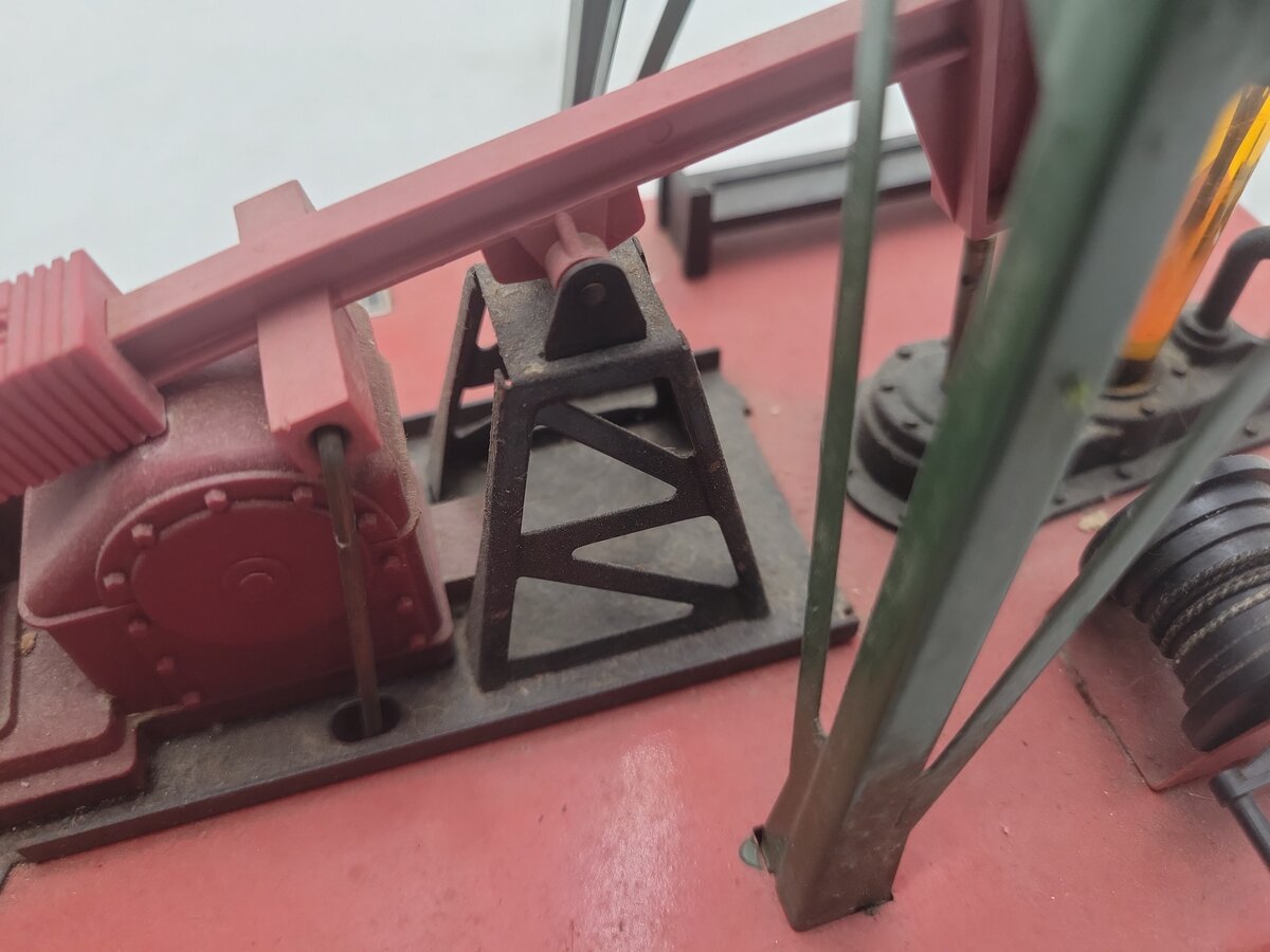 Lionel 455 Vintage O Operating Oil Derrick and Pumper