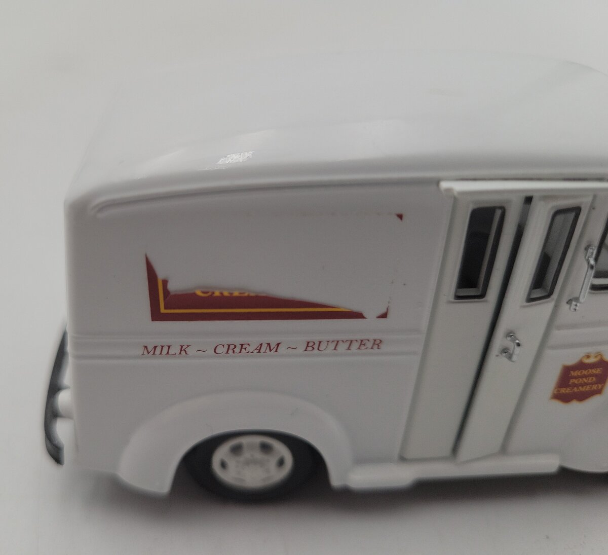 American Heritage 1:43 Diecast DIVCO Moose Pond Creamery Milk Delivery Truck VG/Box