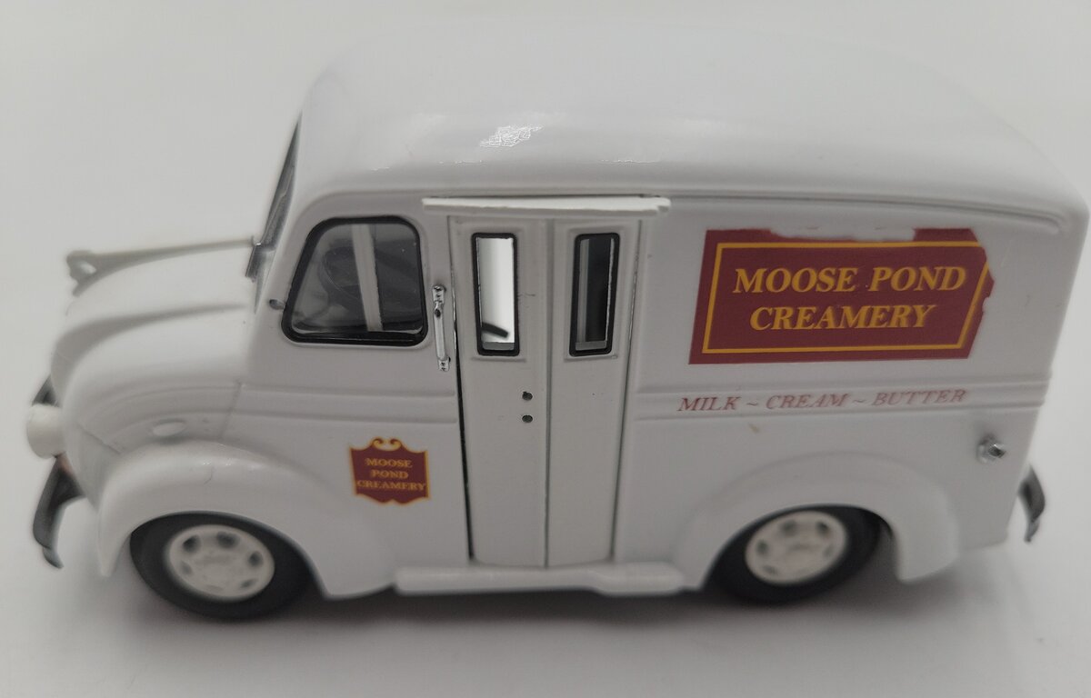 American Heritage 1:43 Diecast DIVCO Moose Pond Creamery Milk Delivery Truck VG/Box