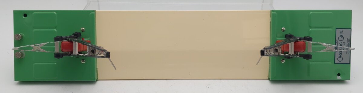 MTH 30-1080 O Gauge Crossing Gate and Signal #47 EX