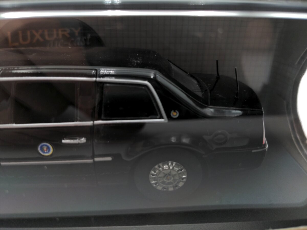 Luxury LDPL600 1:43 Scale Diecast Presidential Edition Limousine 2009 Cadillac VG/Box