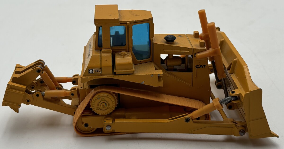 NZG 233 1:50 CAT D8L Dozer w/ Ripper EX