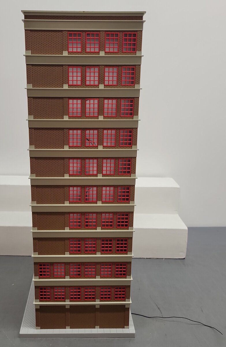 MTH 30-90270 Down By the River Outdoor Store 11-Story Building EX