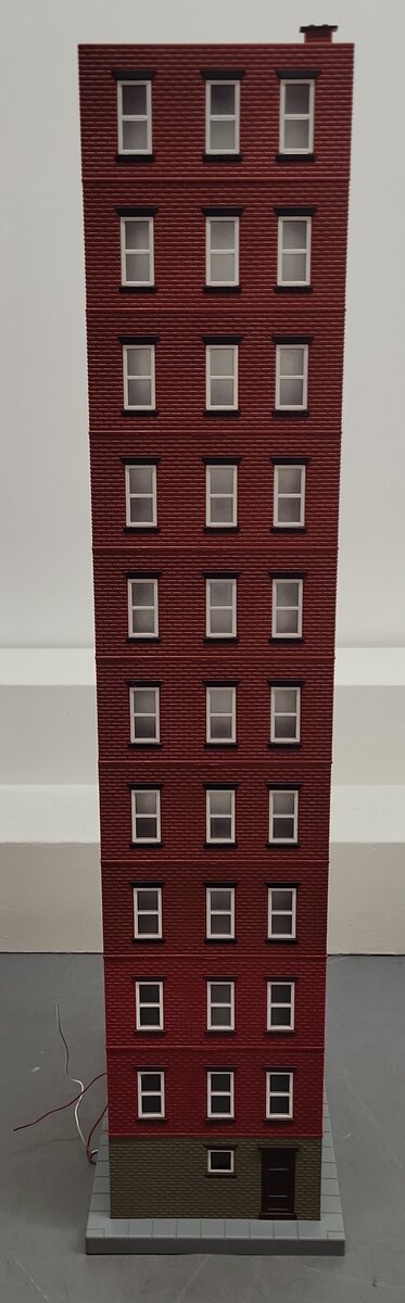 MTH O Scale 11-Story Apartment Building EX