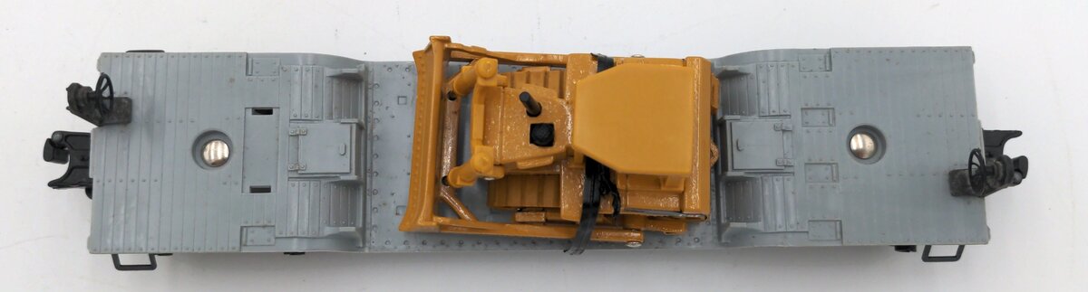 Lionel 6-16935 O Gauge Union Pacific Flatcar with Ertl Bulldozer VG/Box