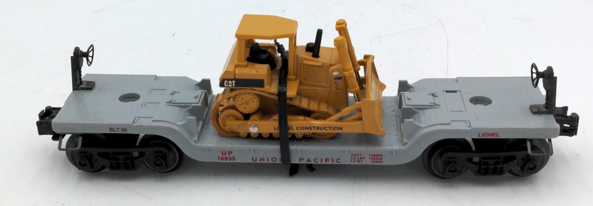 Lionel 6-16935 O Gauge Union Pacific Flatcar with Ertl Bulldozer VG/Box