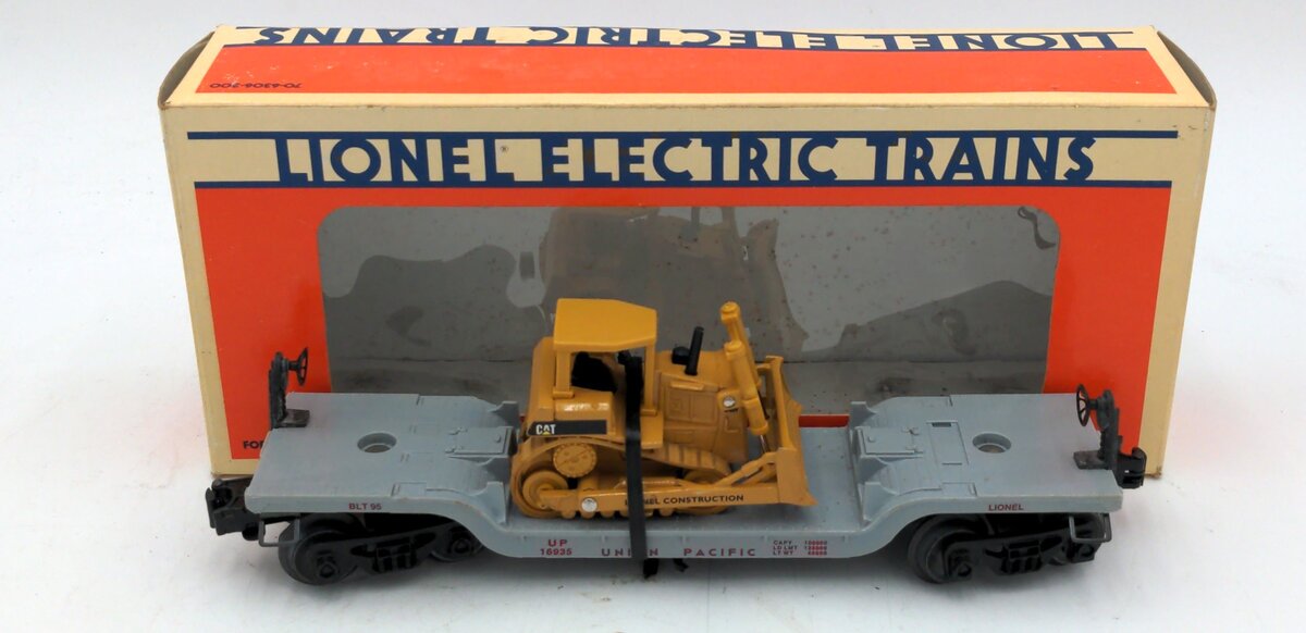 Lionel 6-16935 O Gauge Union Pacific Flatcar with Ertl Bulldozer VG/Box