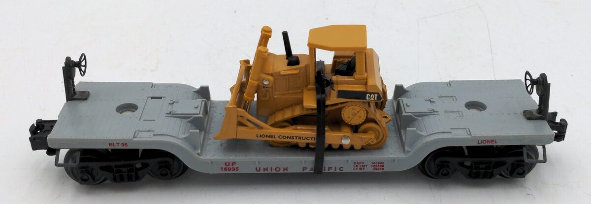 Lionel 6-16935 O Gauge Union Pacific Flatcar with Ertl Bulldozer VG/Box