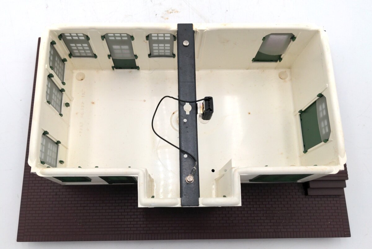 Lionel 6-2133 O Scale Illuminated Freight Station Assembled EX/Box