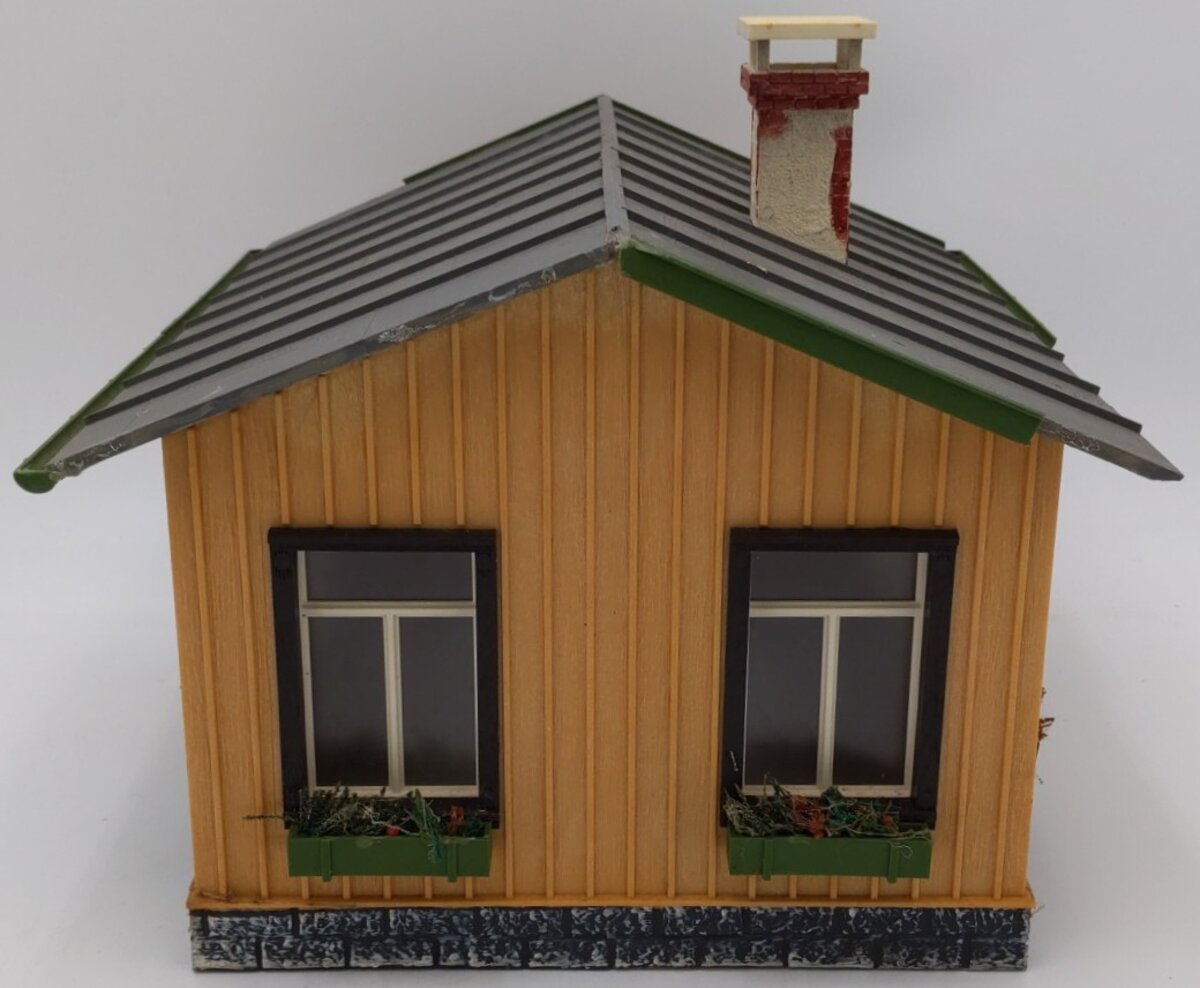 Pola 902 Waiting Room Assembled Building