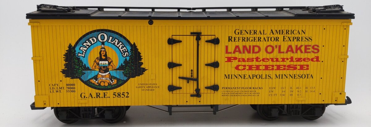 USA Trains R1658 G Scale Land O'Lakes Cheese Reefer Car #5852 EX