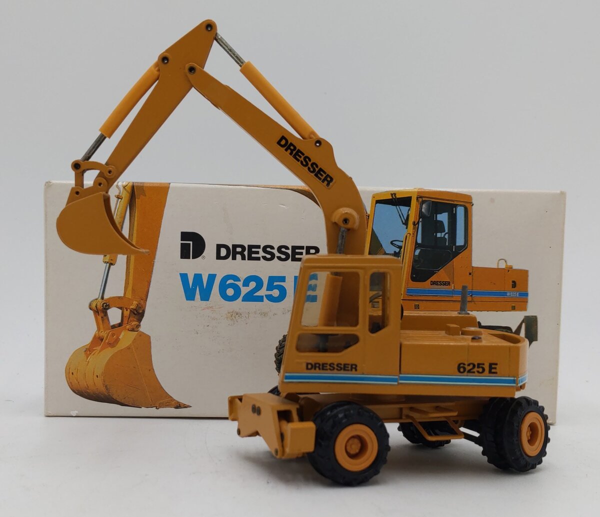 Conrad 2818 1:50 Scale Dresser W625E Wheeled Excavator LN/Box