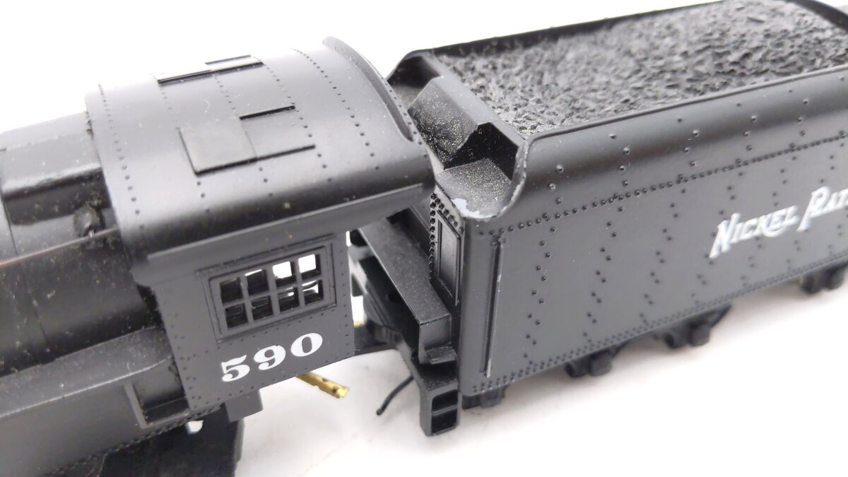 Mantua 383-070 HO Scale Nickel Plate Road 2-8-2 Steam Locomotive & Tender #590 VG/Box