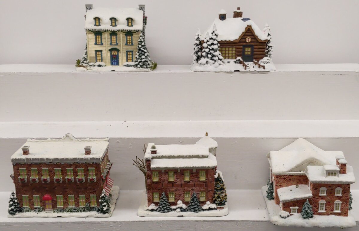Hawthorne Village Assorted Ceramic Decorative Christmas & Winter Buildings [5] EX