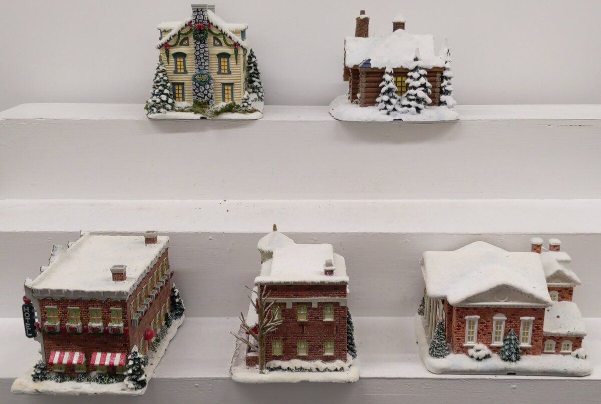 Hawthorne Village Assorted Ceramic Decorative Christmas & Winter Buildings [5] EX