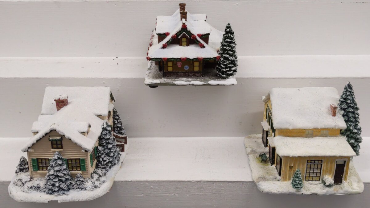 Hawthorne Village Assorted Ceramic Decorative Christmas & Winter Buildings [3] EX