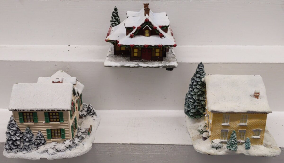 Hawthorne Village Assorted Ceramic Decorative Christmas & Winter Buildings [3] EX