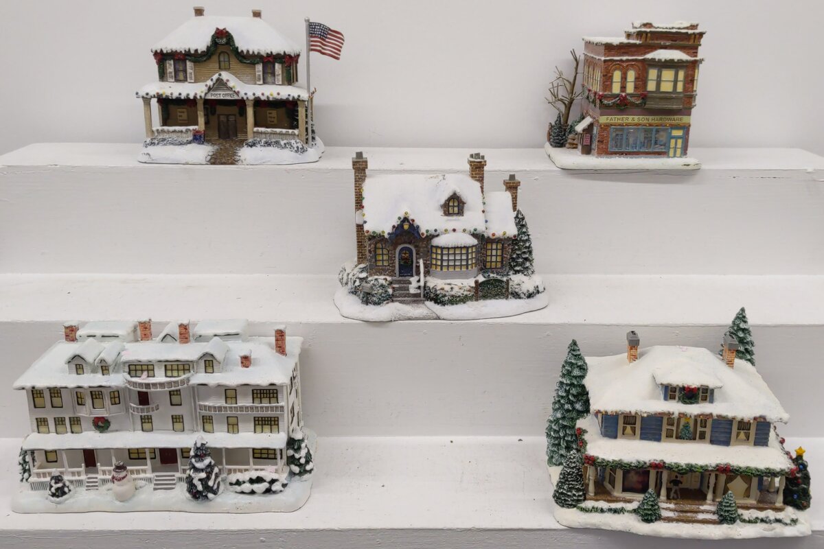 Hawthorne Village Assorted Ceramic Decorative Christmas & Winter Buildings [5] EX