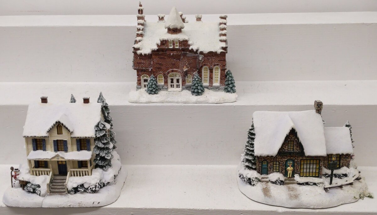 Hawthorne Village Assorted Ceramic Decorative Christmas & Winter Buildings [3] EX