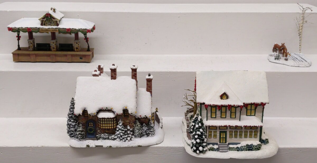 Hawthorne Village Assorted Ceramic Decorative Christmas & Winter Buildings [4] EX