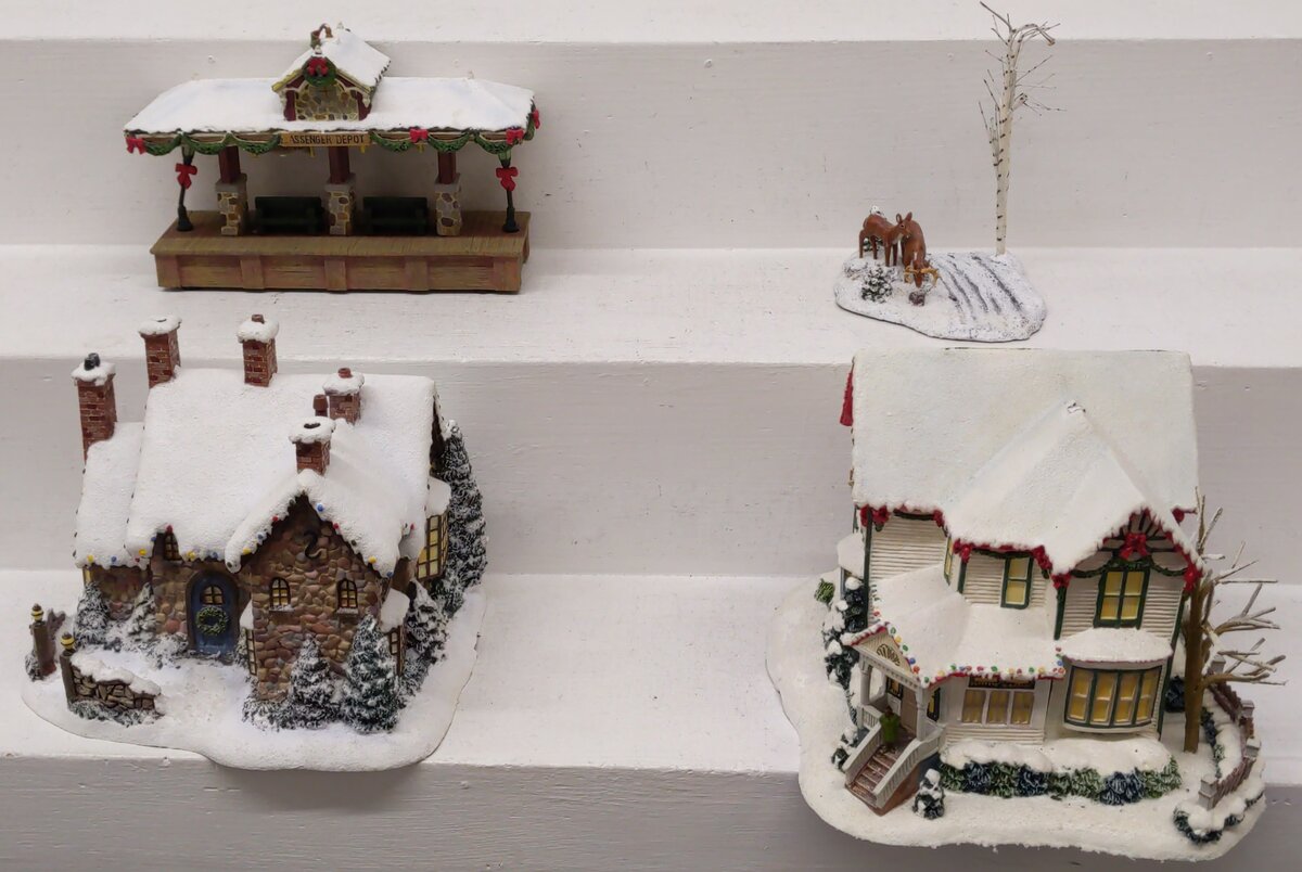 Hawthorne Village Assorted Ceramic Decorative Christmas & Winter Buildings [4] EX