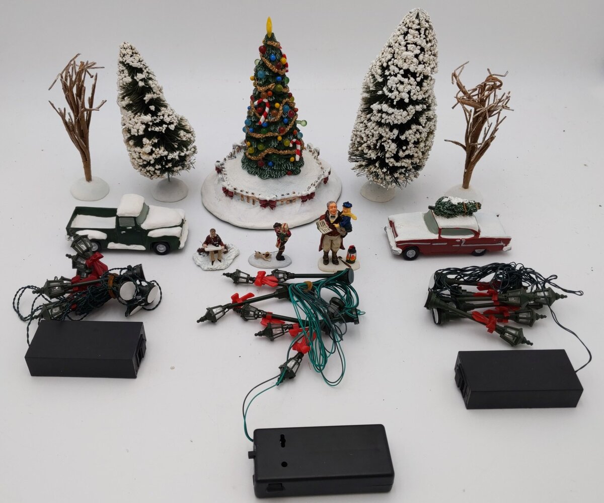 Hawthorne Village 476096 Ceramic Christmas Village Accessories VG