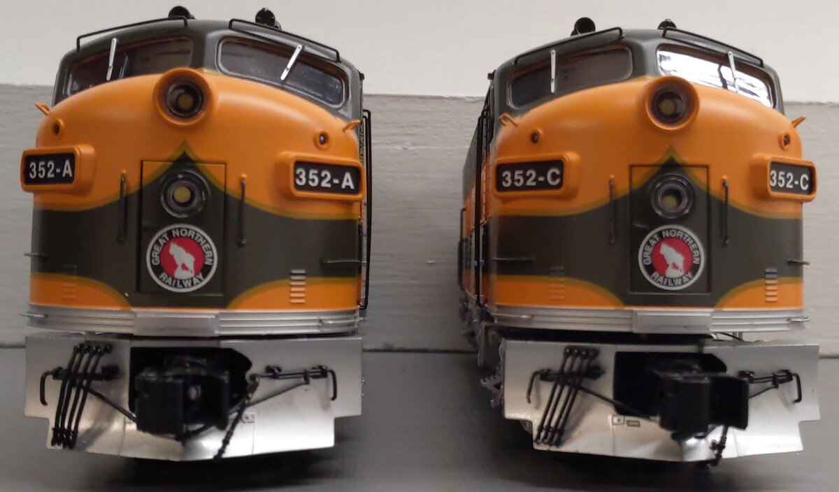 Lionel 6-85191 Great Northern Legacy F3 AA Diesel Locomotive Set #352A-C EX/Box