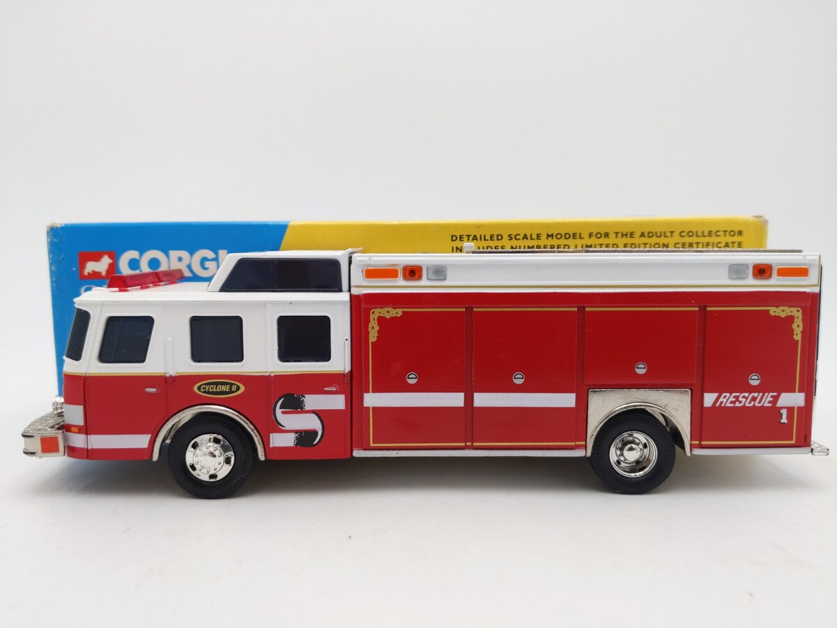 Corgi 52201 1:50 E-One Cyclone II Rescue EX/Box