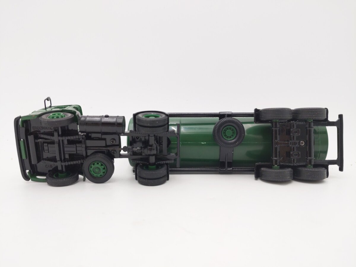 Corgi 20801 1:50 Johnnie Walker AEC Artic Tanker EX/Box