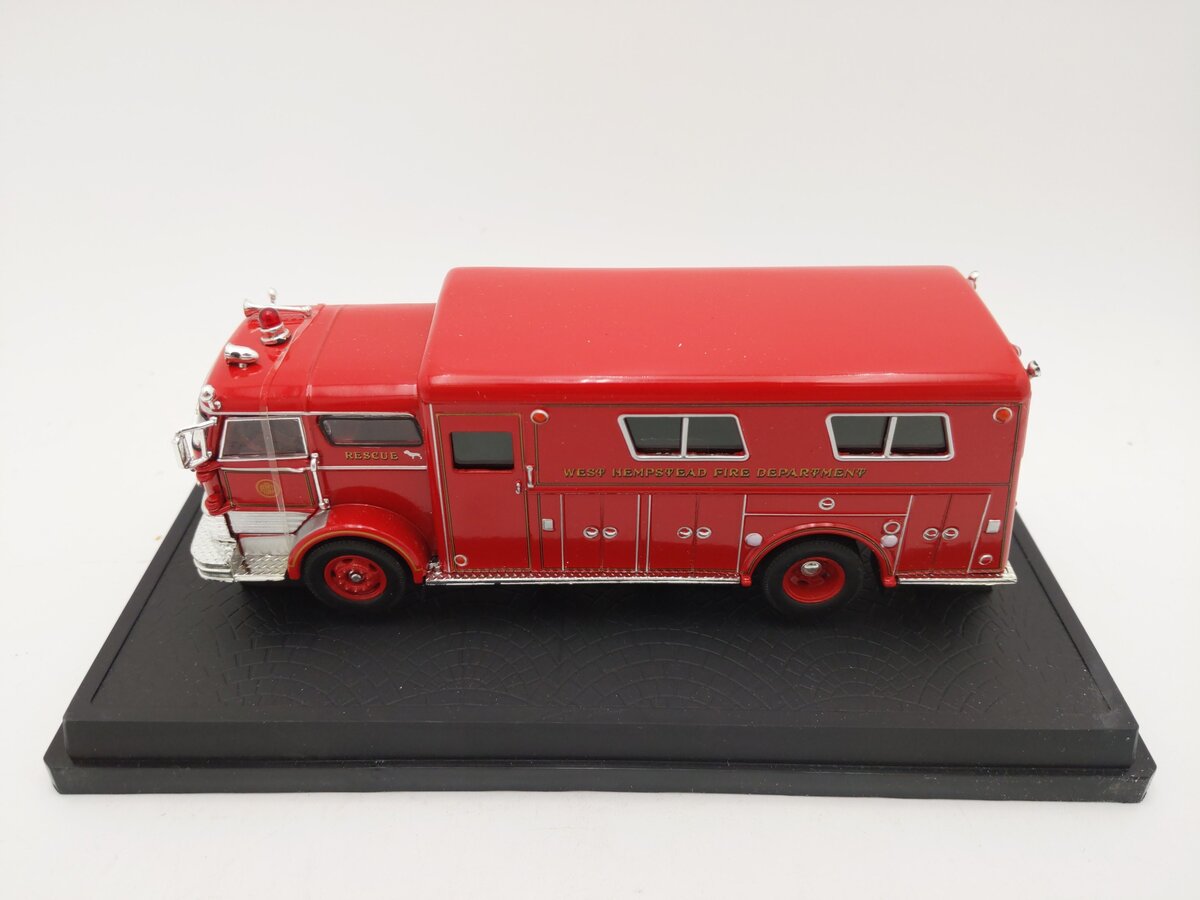 SIGNATURE MODELS 32425RED 1:50 1960 Mack C Rescue Box Truck (Red) EX/Box