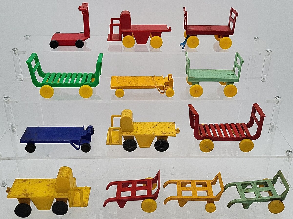 Marx Assorted Freight Terminal Accessories [13] VG