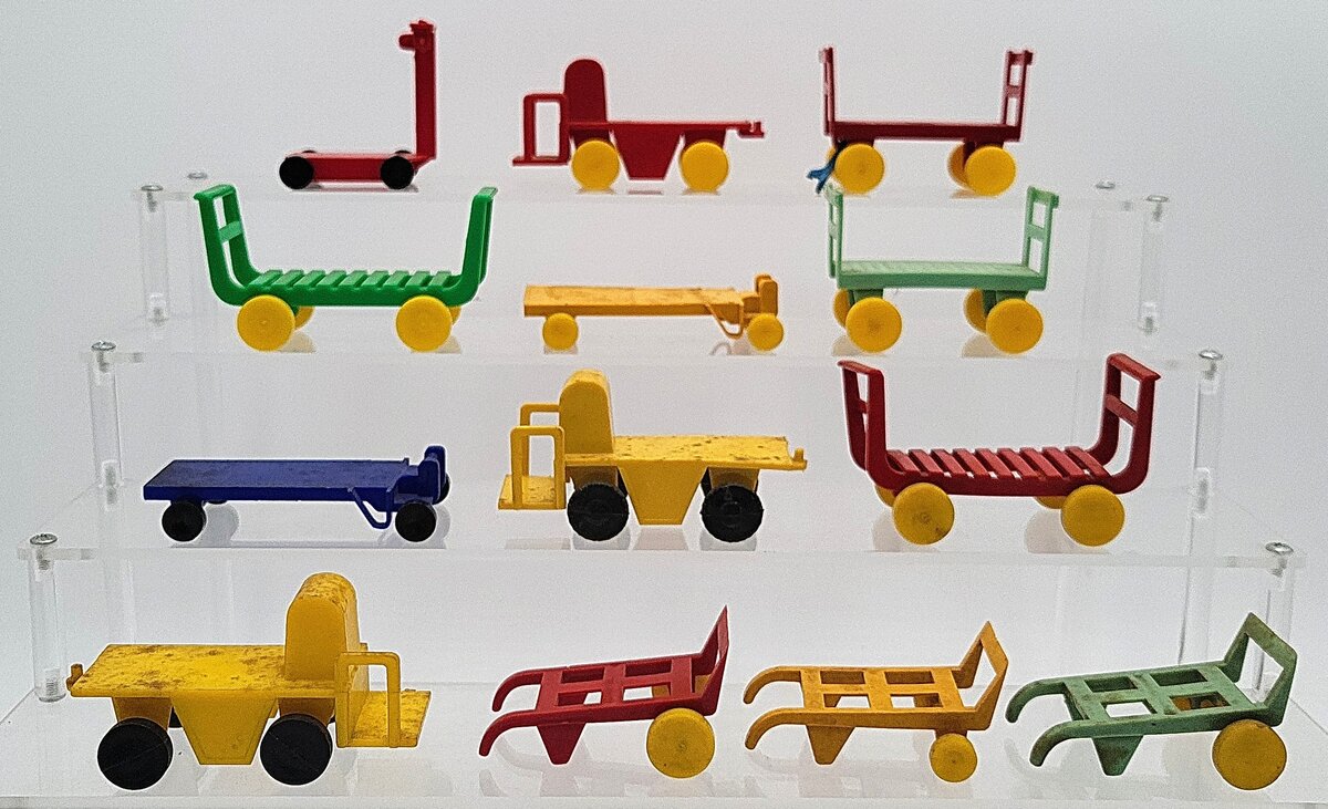 Marx Assorted Freight Terminal Accessories [13] VG