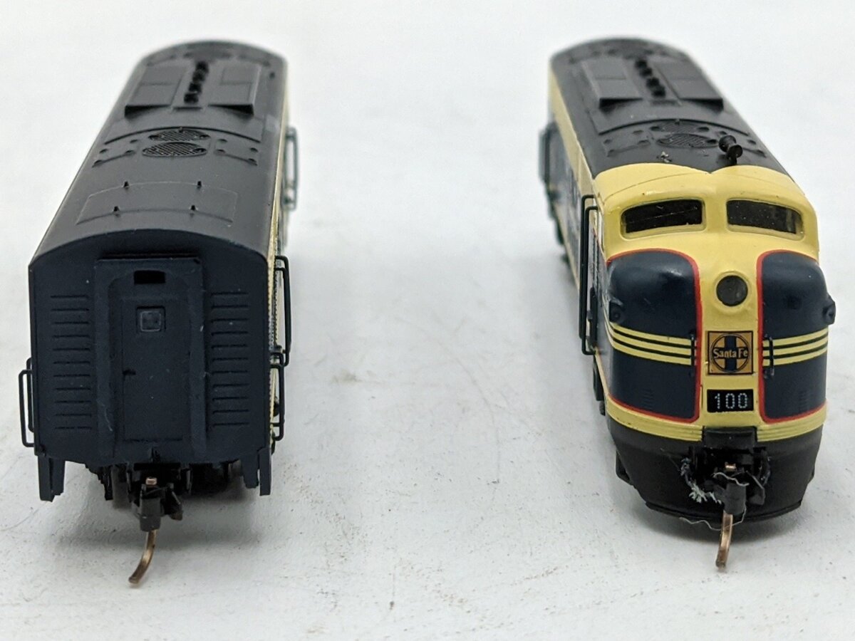 InterMountain 69001-02 N Scale Santa Fe Catwhisker II AB Diesel Locomotive #100 EX/Box