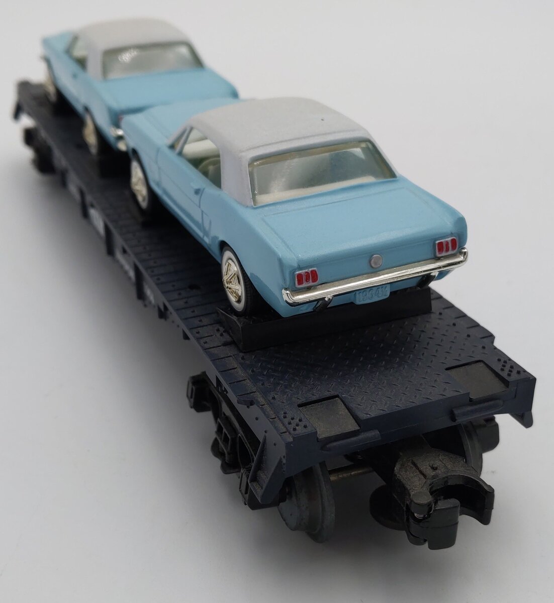 MTH 30-7613 O Gauge Auto Transport Flatcar with Two ThunderBirds LN/Box