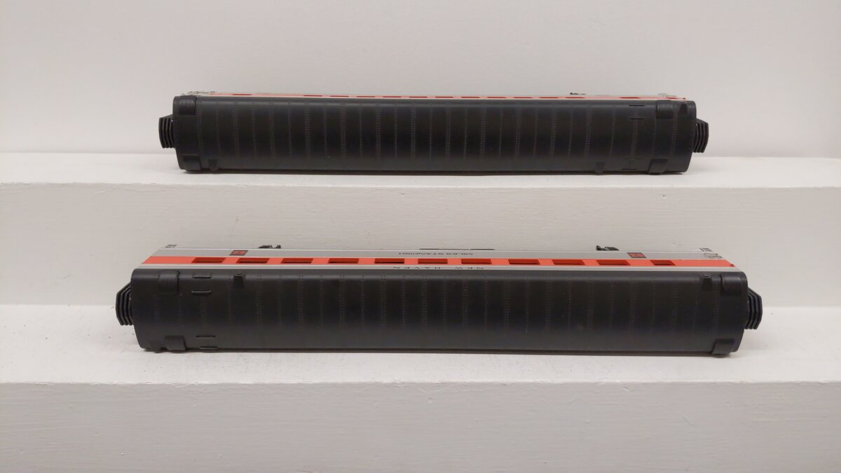 MTH 20-80005B O NH 70' Streamlined Sleeper/Diner Passenger Car Set (Set of 2) EX/Box