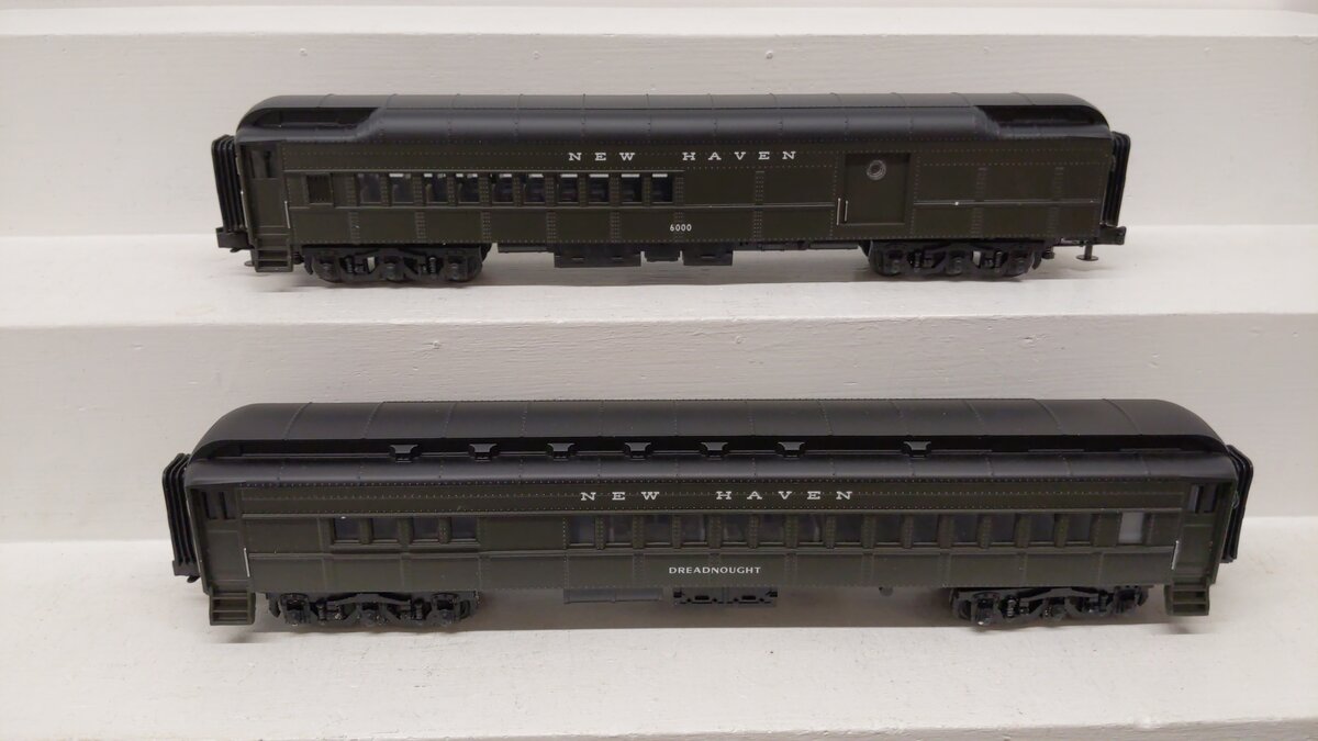 MTH 20-4140 O Gauge New Haven 70' Madison Combine/Diner Passenger Set (Set of 2) EX/Box