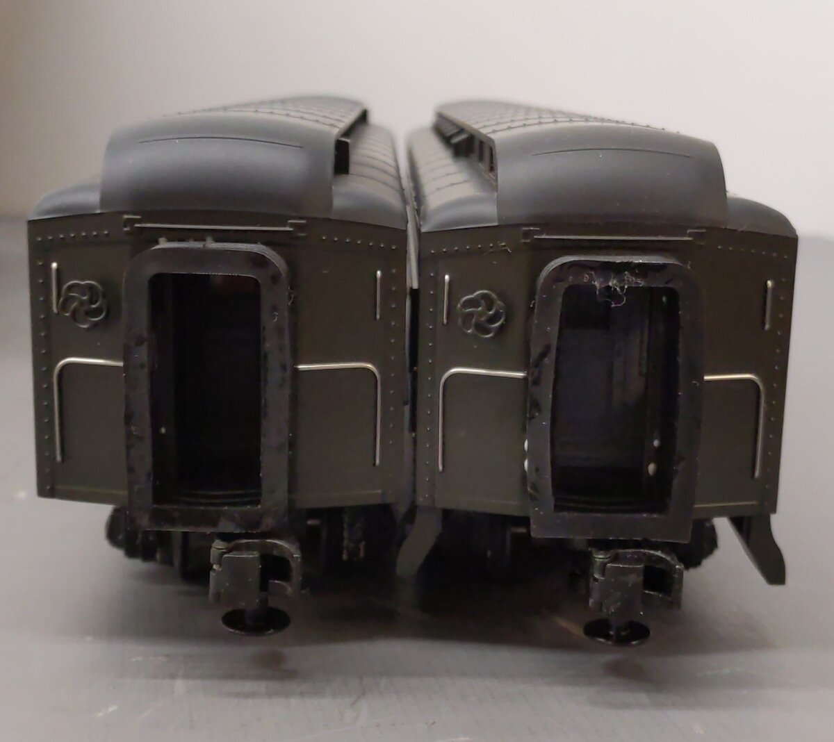 MTH 20-4140 O Gauge New Haven 70' Madison Combine/Diner Passenger Set (Set of 2) EX/Box