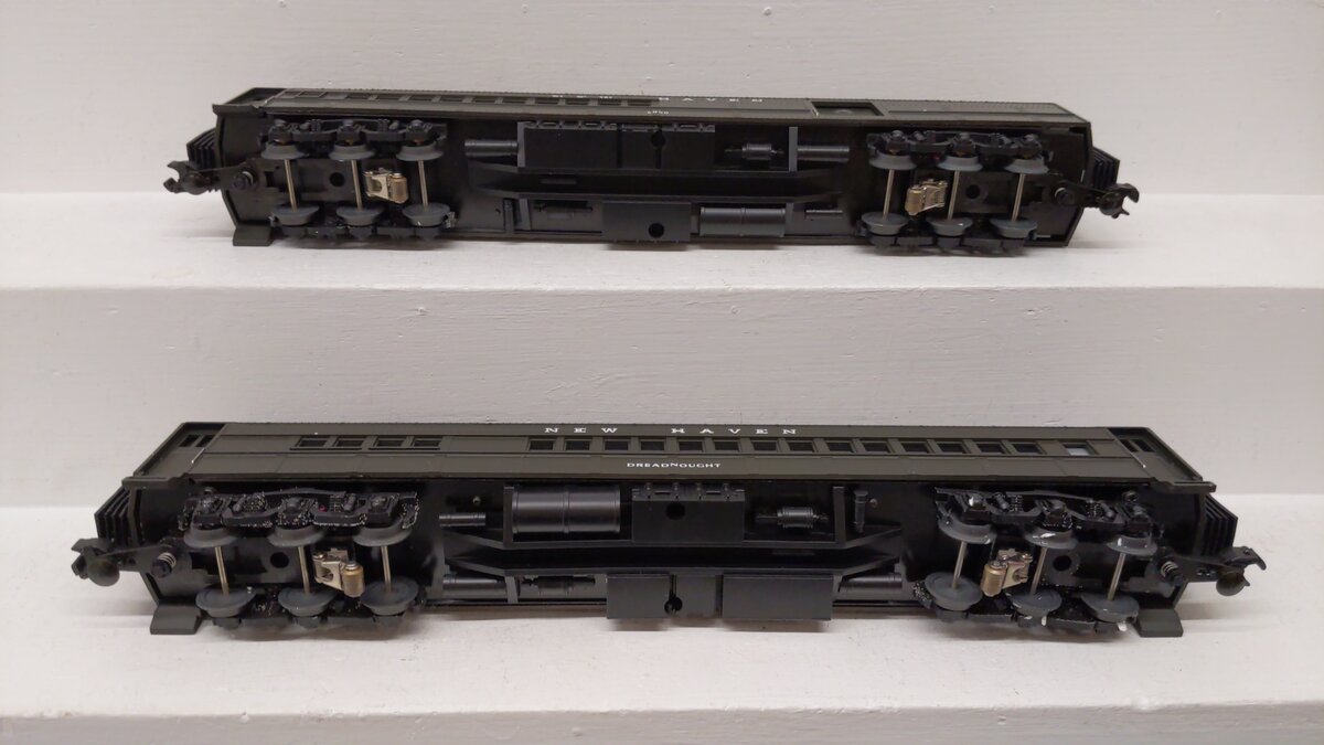 MTH 20-4140 O Gauge New Haven 70' Madison Combine/Diner Passenger Set (Set of 2) EX/Box