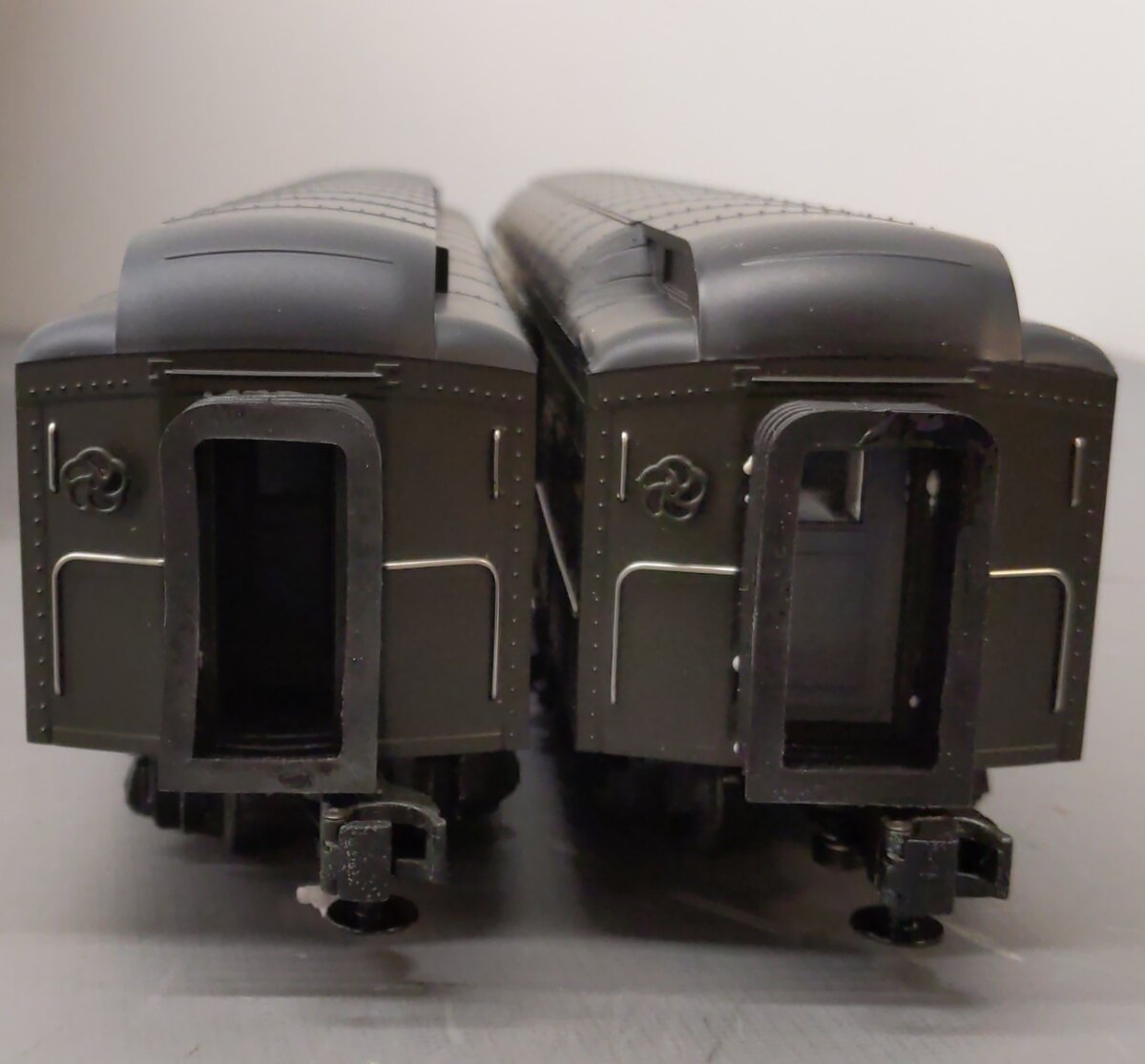 MTH 20-4140 O Gauge New Haven 70' Madison Combine/Diner Passenger Set (Set of 2) EX/Box