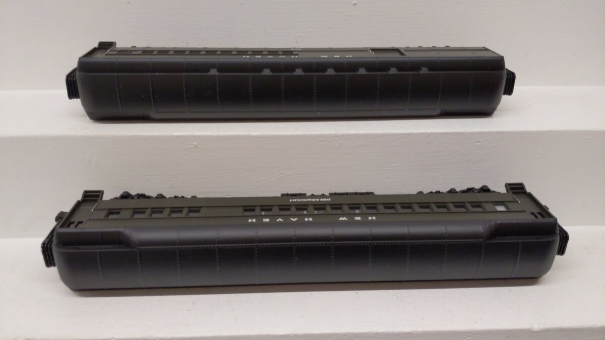 MTH 20-4140 O Gauge New Haven 70' Madison Combine/Diner Passenger Set (Set of 2) EX/Box