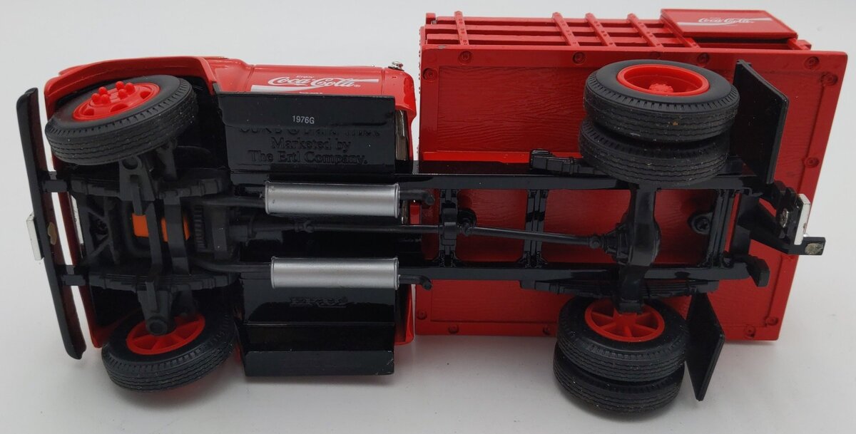Ertl 1997 Coca-Cola 1957 Chevrolet Stake Truck & Vending Machines EX