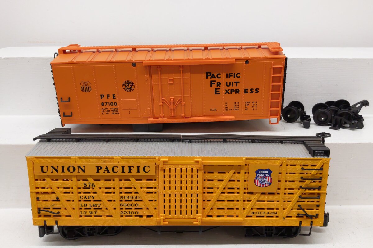 Lionel & Bachmann G Scale Pacific Fruit Express Reefer Car & UP Boxcars [2] VG