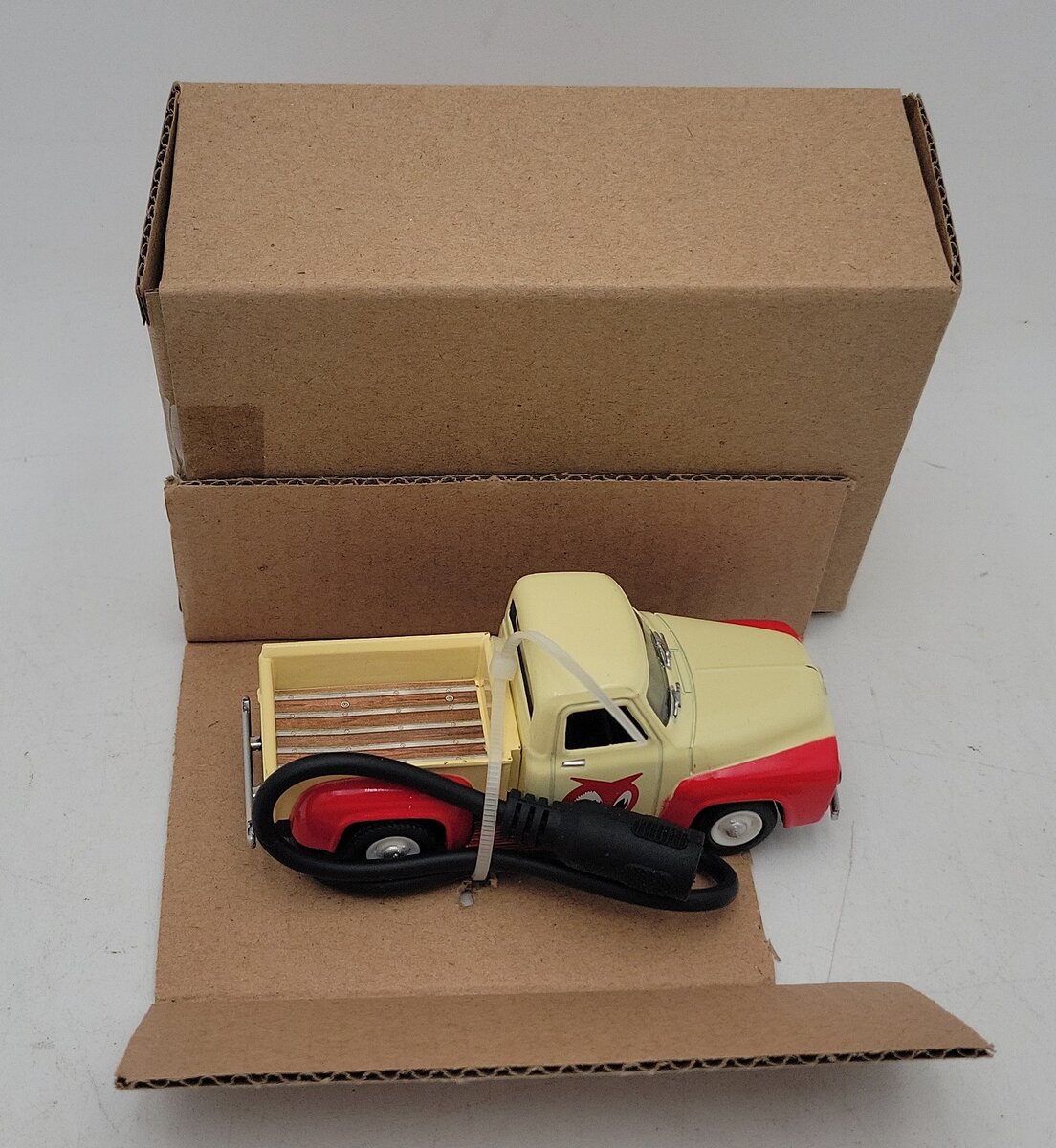 Menards 279-4611 1:48 Scale Lighted 1953 "Red Owl" Ford Truck NIB