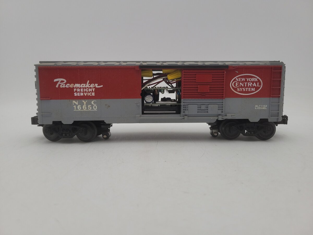 Lionel 6-16650 O Gauge New York Central Boxcar with Diesel Railsounds VG/Box