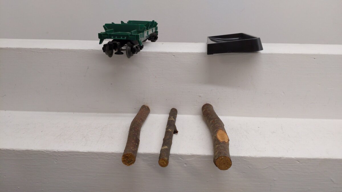 Lionel 6-16665 O / O27 Gauge Maine Central Log Dump Car with 3 Loads  #16665 VG/Box