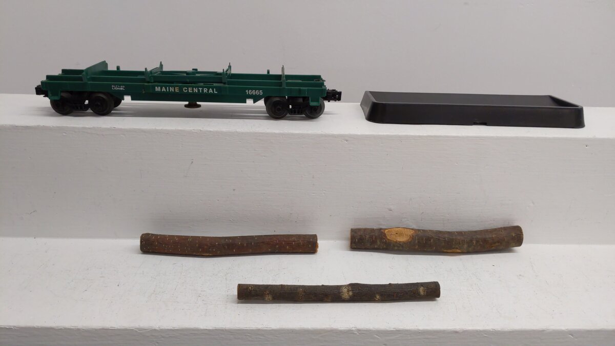 Lionel 6-16665 O / O27 Gauge Maine Central Log Dump Car with 3 Loads  #16665 VG/Box