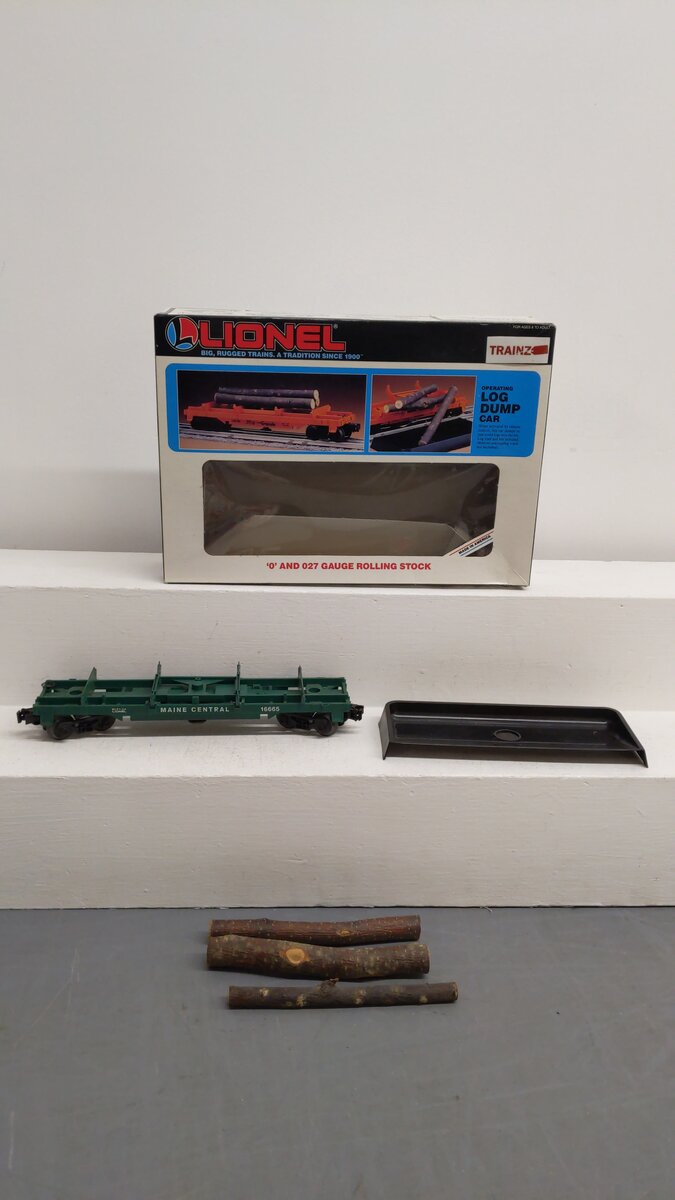 Lionel 6-16665 O / O27 Gauge Maine Central Log Dump Car with 3 Loads  #16665 VG/Box