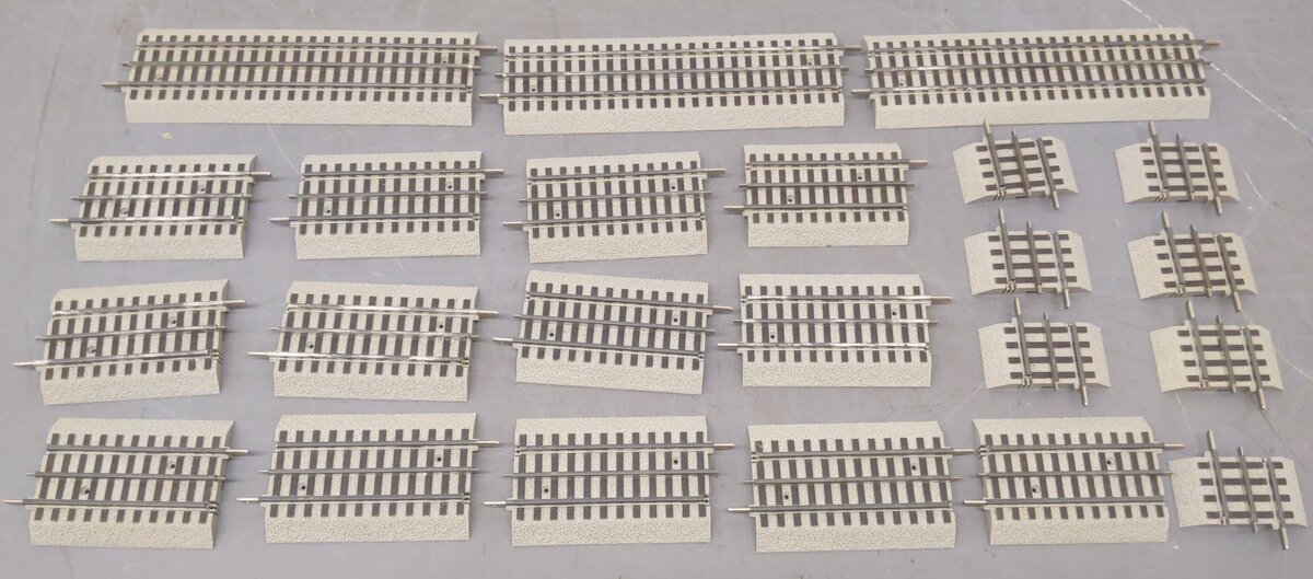 Lionel Assorted FasTrack Straight: 6-12014 (3), 6-12024 (13), 6-12026 (7) [23] VG