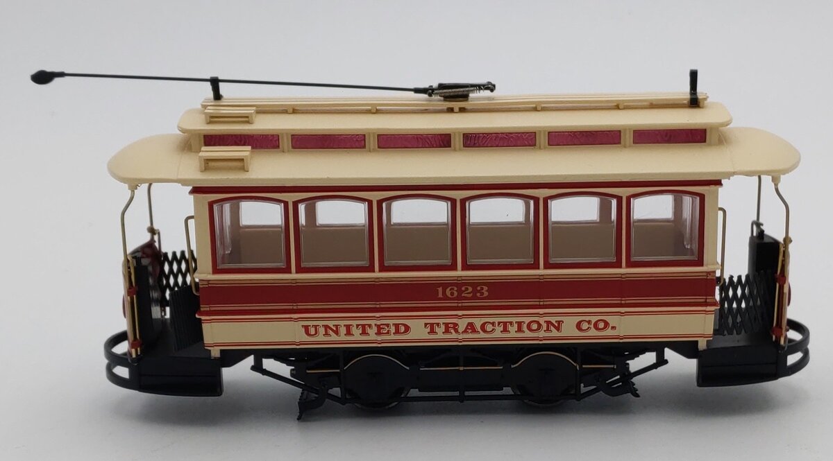 Bachmann 25128 On30 United Traction Co. Powered Closed Streetcar LN/Box